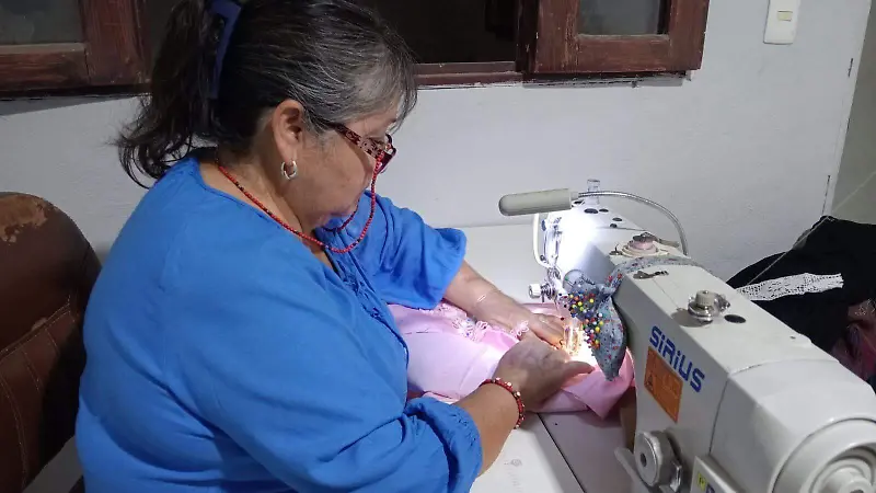 Las máquinas industriales son las herramientas de trabajo para Sandra.